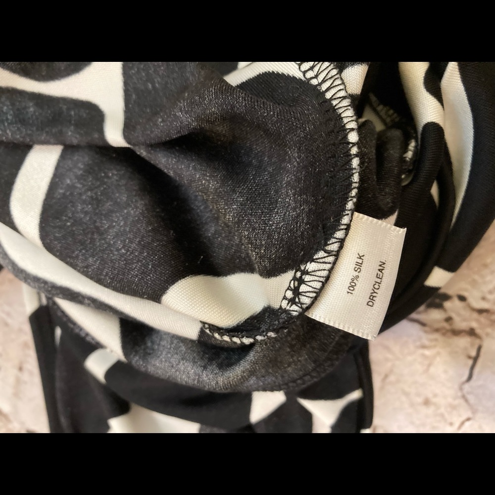 🔥 White House Black market silk Black/white Top size S - Picture 10 of 11